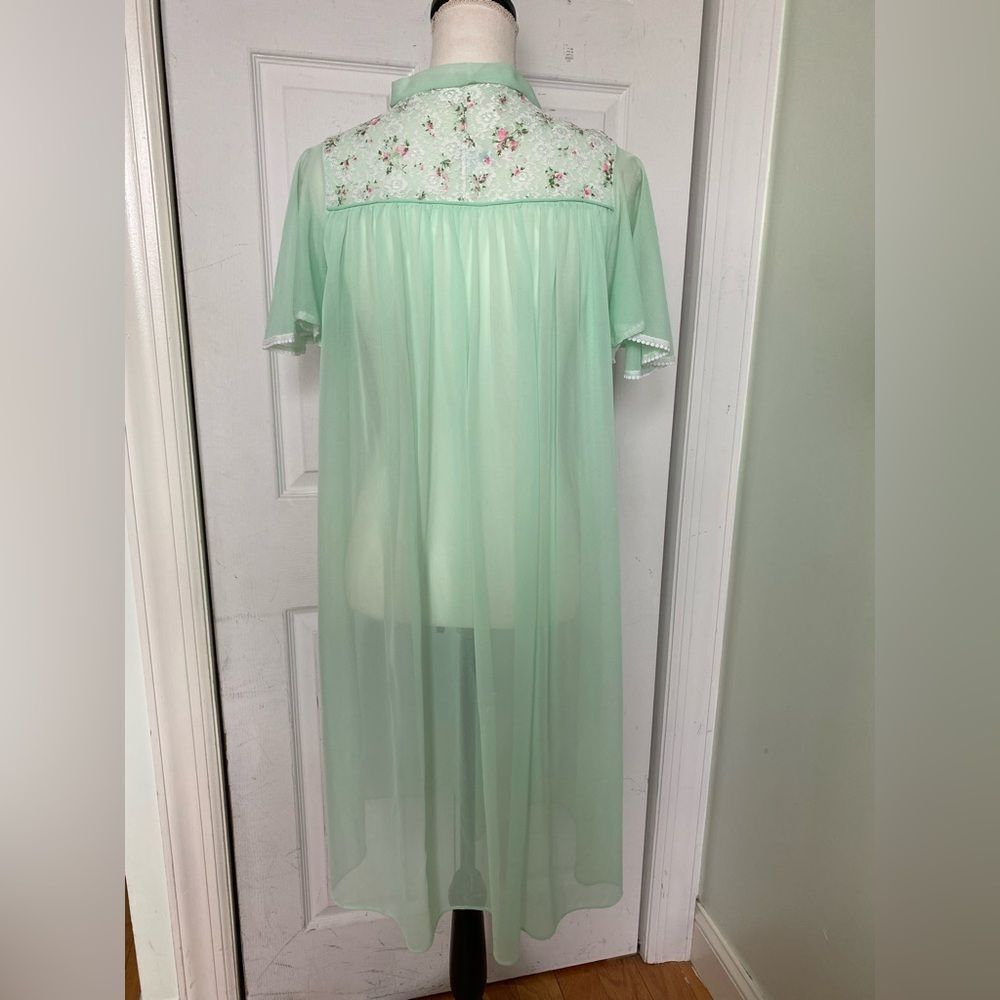 1960s Mint Vanilla Colored Floral Lace Night Gown / Robe - Picture 4 of 9